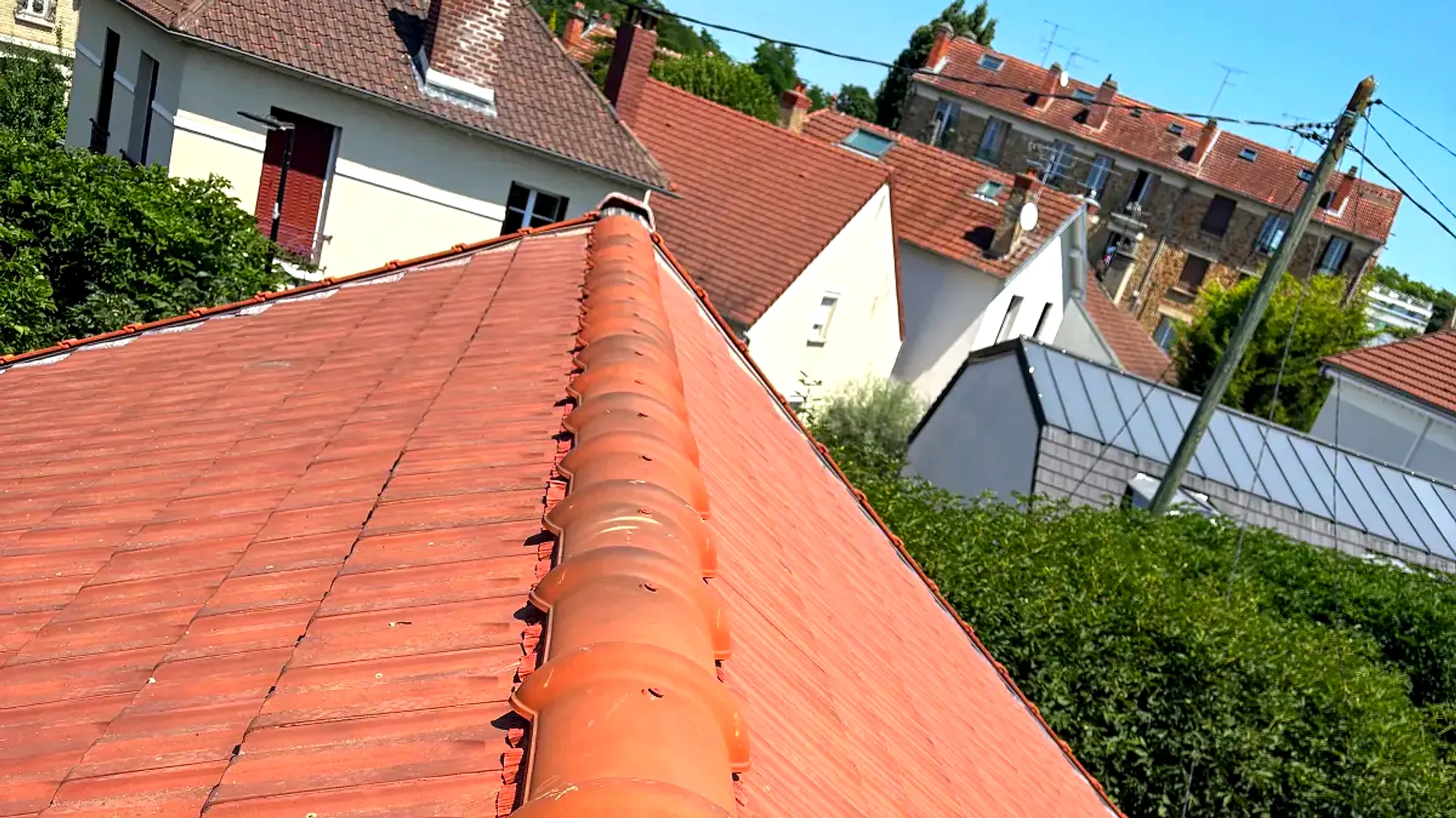 Toiture en tuiles rénovée par LE Services Général en Seine-et-Marne