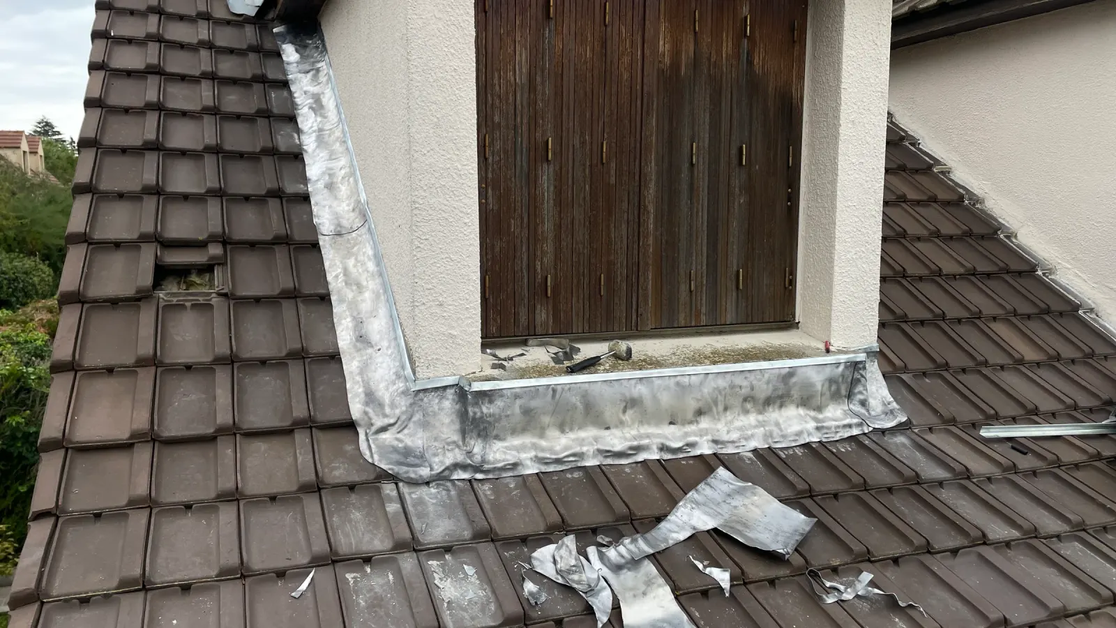 Zinguerie en zinc et plomb autour d'une lucarne, toiture en Seine-et-Marne