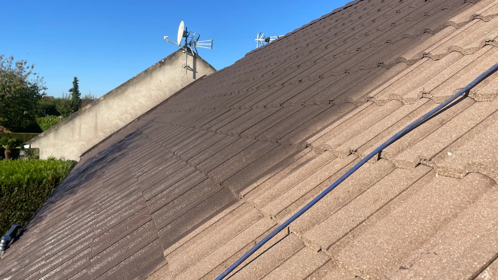 Toiture en tuiles traitée hydrofuge sous un ciel bleu en Seine-et-Marne
