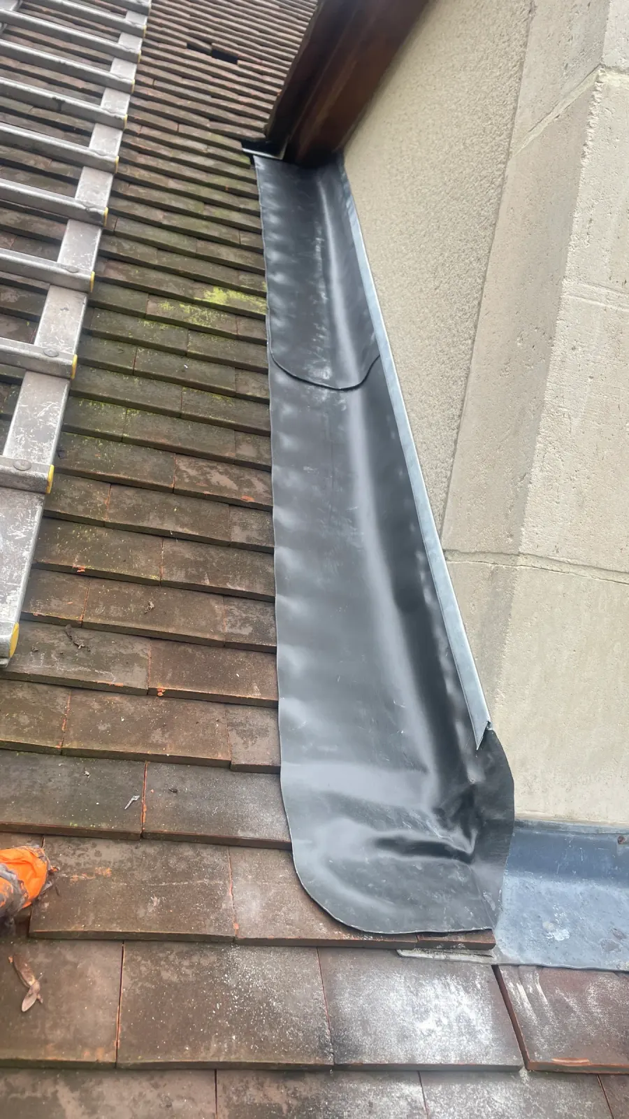 Membrane d'étanchéité posée en noue le long d'un mur en Seine-et-Marne