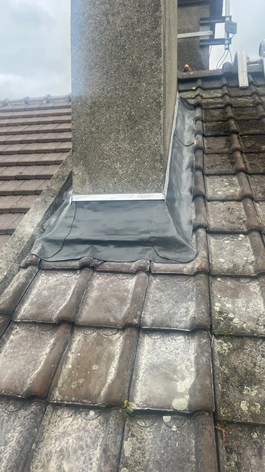 Étanchéité EPDM au pied d'une souche de cheminée en Seine-et-Marne