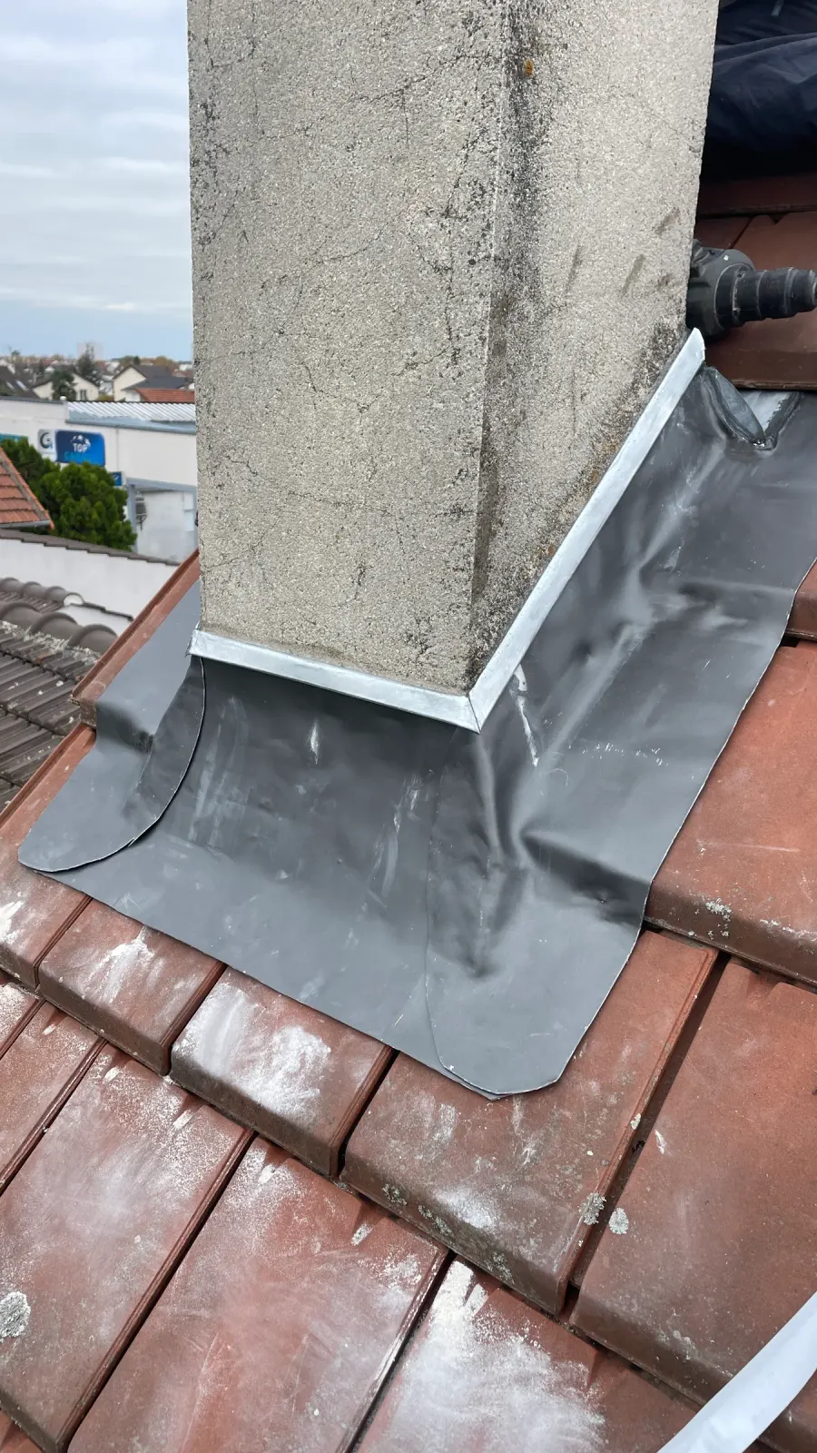 Solin en plomb autour d'une souche de cheminée