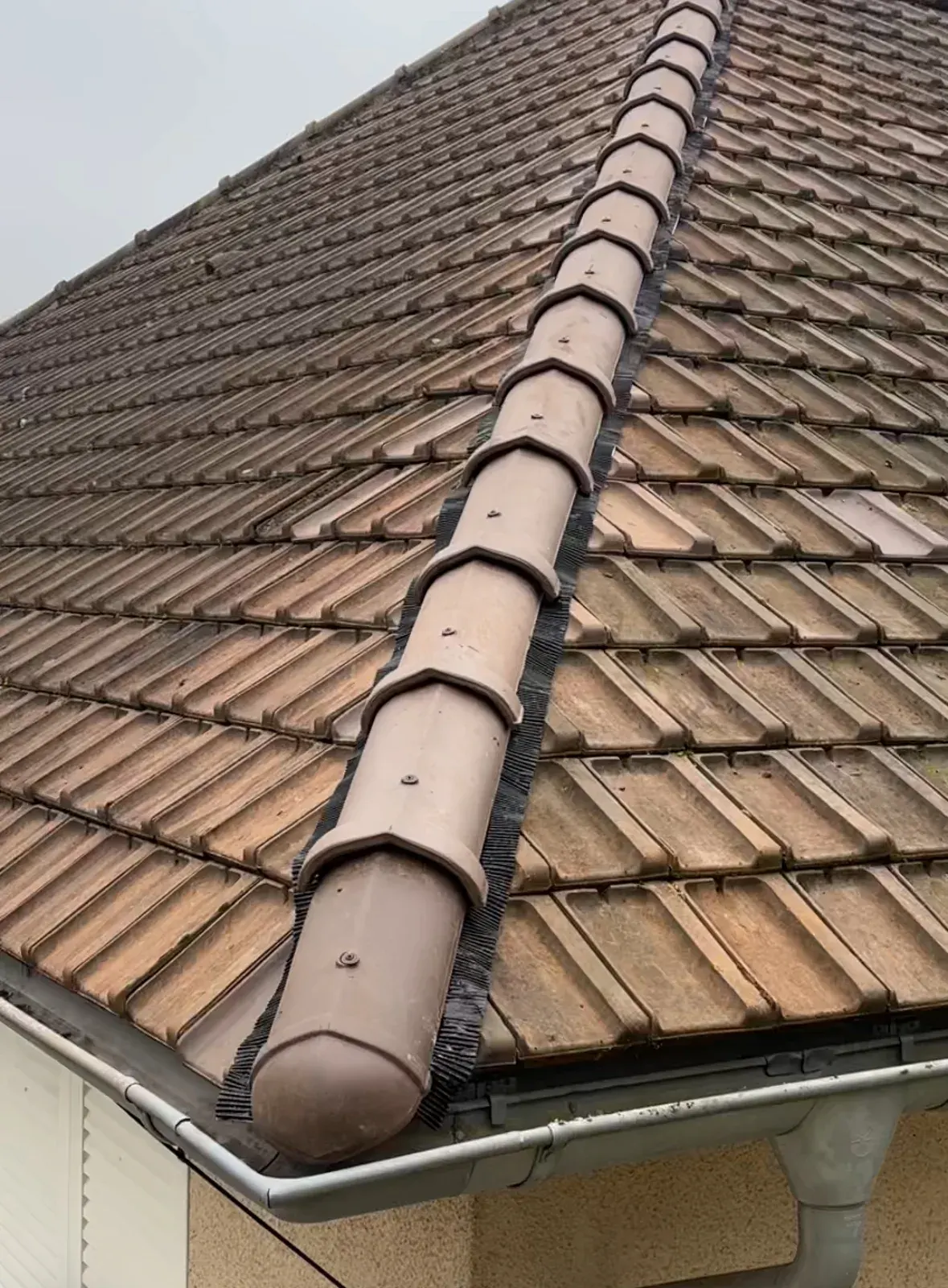Faîtage rénové sur une toiture en tuiles plates