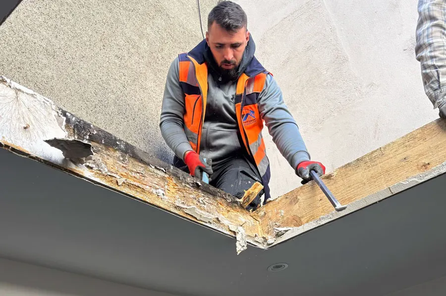 Fenêtre de toit installée dans une toiture en tuiles (illustration)